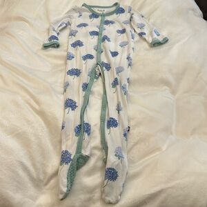Kyte Baby snap footie pajama.  Like new no stains.